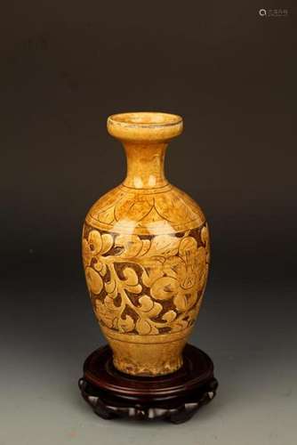 A FLOWER CARVING YELLOW KILN PORCELAIN VASE