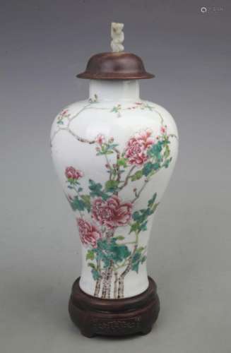 A FAMILLE ROSE FLOWER PATTERN DECORATIVE VASE WITH