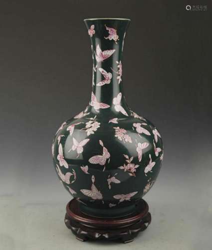 A FINE FAMILLE ROSE BUTTERFLY PAINTED VASE