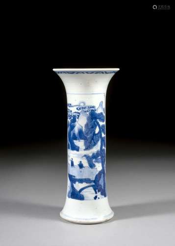 PETIT VASE CORNET EN PORCELAINE BLEU BLANC, Chine, dynastie Qing, XVIIIe-XIXe siècle