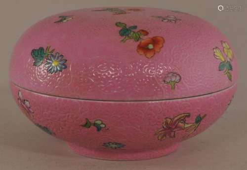 20th century Chinese pink ground scrafitto decorated round porcelain box. Flower decoration. Turquoise interior and base. Jia Qing mark on base. 4