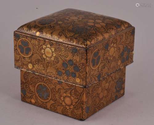 Lacquered box. 19th century Togidashi ground with gold and silver lacquered Mon. 3