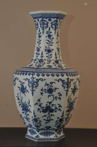 Porcelain vase. China 20th Century. Ming style 