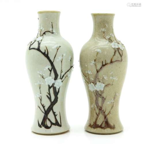 A Lot of 2 Small Vases Raised flower blossom decor...