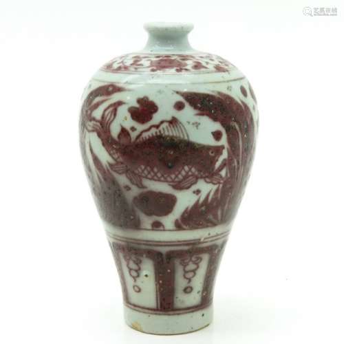 A Meiping Vase Depicting fish with sea life, 23 cm...