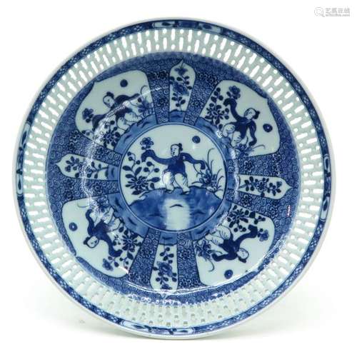 A Blue and White Reticulated Edge Dish Depicting s...