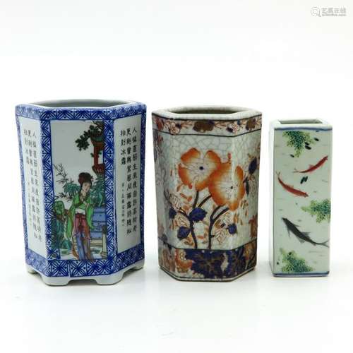 A Lot of 3 Vases Diverse decors, tallest is 14 cm....