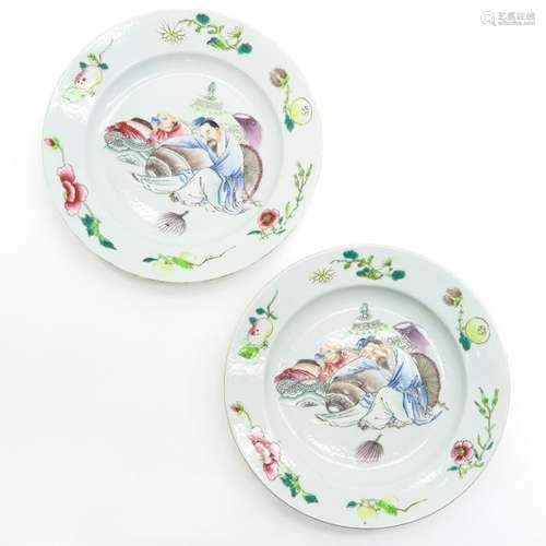 A Pair of Polychrome Decor Plates Depicting Chines...