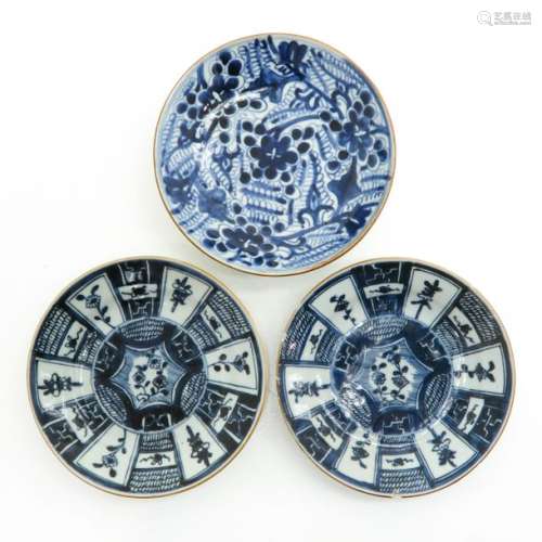 A Lot of 3 Blue and White Plates Diverse decors, l...