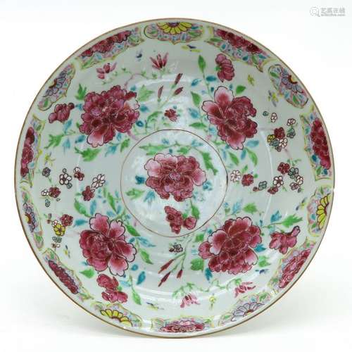 A Famille Rose Plate Floral decor, 25 cm. In diame...