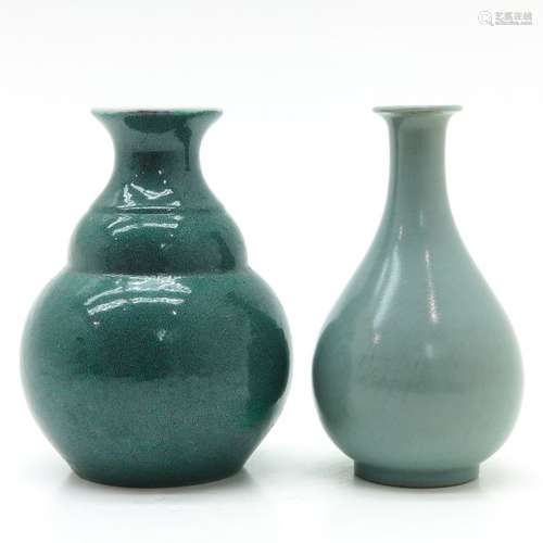 A Lot of 2 Monochrome Vases Tallest is 19 cm., hai...