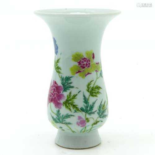 A Famille Rose Decor Vase Depicting flowers, 15 cm...