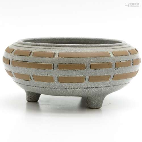 A Crackleware Decor Tripod Censer 15 cm. In diamet...