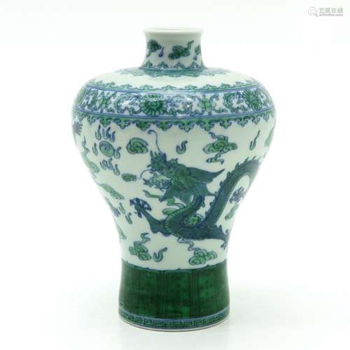 A Green Decor Meiping Vase Depicting dragons and c...