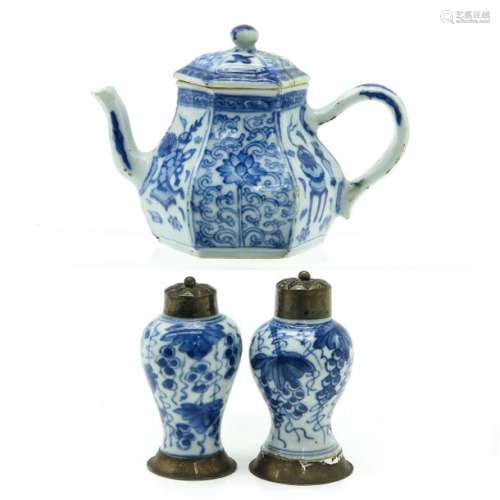 A Blue and White Teapot and 2 Castors Teapot 12 cm...