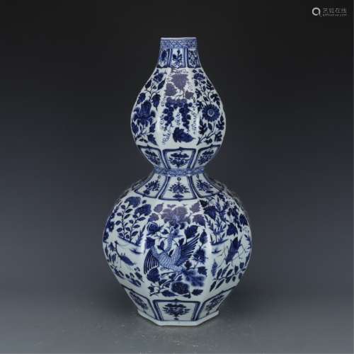A BLUE AND WHITE FACETED GOURD VASE