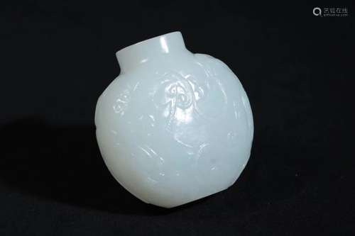 A JADE CARVED SNUFF BOTTLE