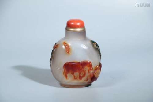 AN AGATE SNUFF BOTTLE AND STOPPER