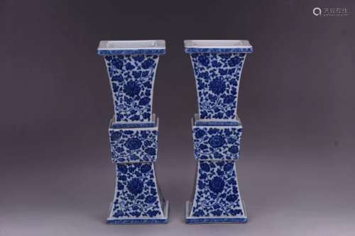 A PAIR OF BLUE AND WHITE FACETED GU VASES