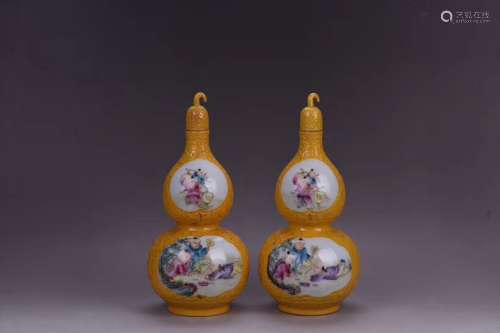 A PAIR OF YELLOW-GROUND GOURD VASE, QIANLONG MARK
