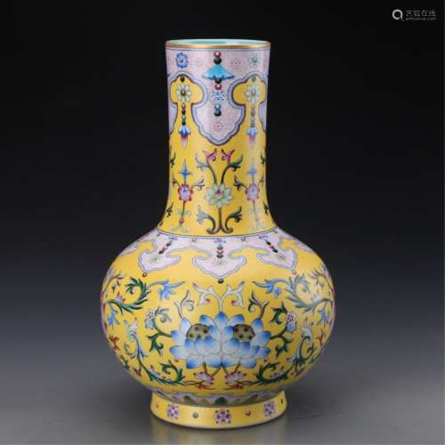 A YELLOW-GROUND FAMILLE ROSE VASE,QIANLONG MARK