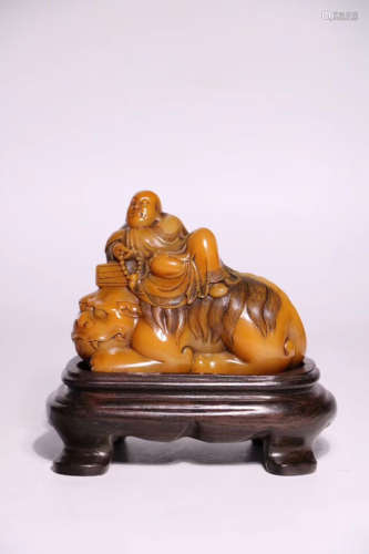 17-19TH CENTURY, AN ARHAT DESIGN FIELD YELLOW STONE STATUE WITH BASE, QING DYNASTY
