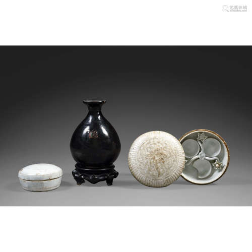 SUITE DE TROIS OBJETS<R>comprenant deux boîtes rondes couvertes en porcelaine et couverte qingbai