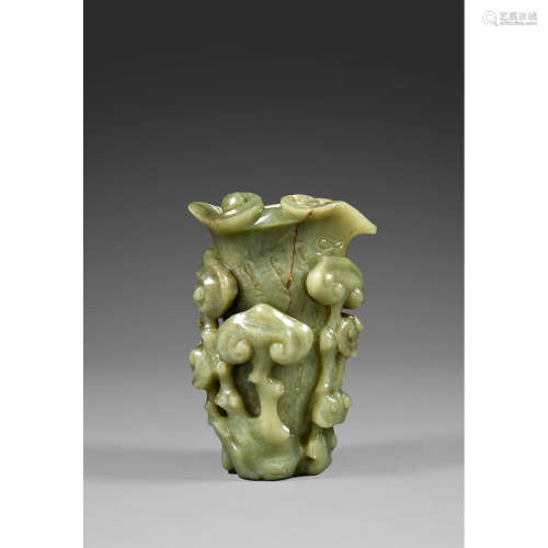 VASE ÉVASÉ À L'OUVERTURE<R>en jade néphrite jaune