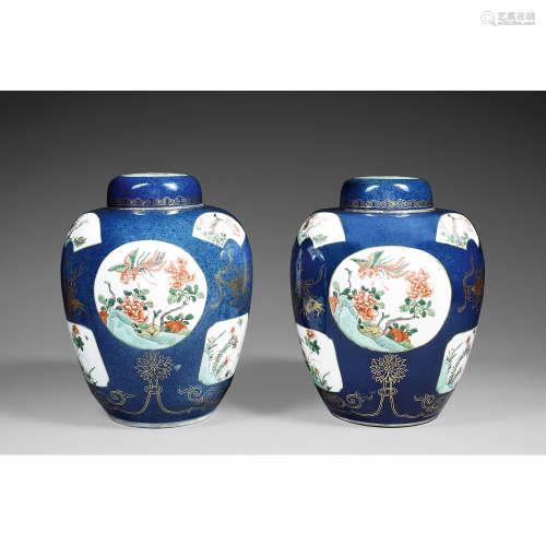 PAIRE DE JARRES OVOÏDES COUVERTES DE STYLE KANGXI<R>en porcelaine et émaux polychromes dans le style de la famille verte