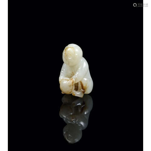 STATUETTE D'ENFANT<R>en jade néphrite blanc céladonné légèrement infusé de rouille