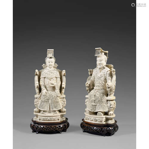 ~ PAIRE DE GRANDES STATUETTES DU COUPLE IMPÉRIAL<R>en ivoire