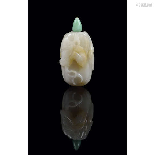 FLACON TABATIÈRE<R>en jade néphrite blanc céladonné éclaboussé de rouille