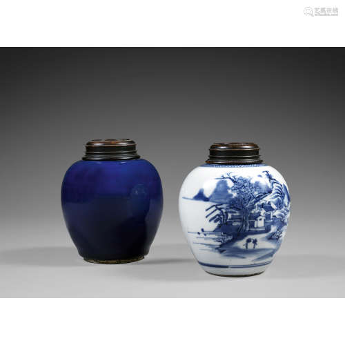 SUITE DE DEUX PETITES JARRES OVOÏDES<R>en porcelaine et couverte bleu de cobalt pour l'une et en porcelaine blanc bleu pour l'autre