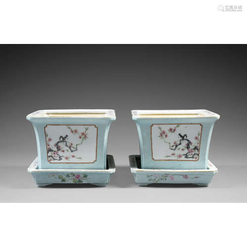 PAIRE DE POTS À FLEURS ET LEUR PLATEAU CARRÉ<R>en porcelaine