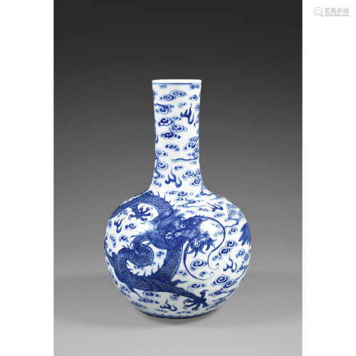 VASE TIANQIUPING<R>en porcelaine blanc bleu