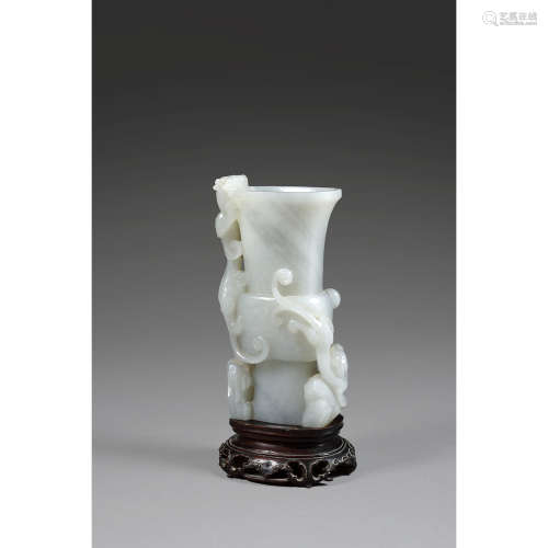 VASE GU<R>en jade néphrite blanc légèrement infusé de gris