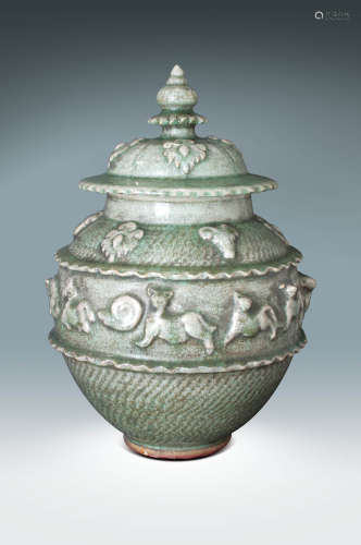 明 龍泉窯雕花蓋罐