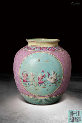 清 粉彩雕瓷人物紋罐
