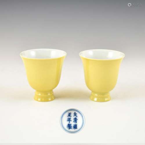 PAIR OF YONGZHENG FAMILLE JAUNE MONOCHROME CUPS