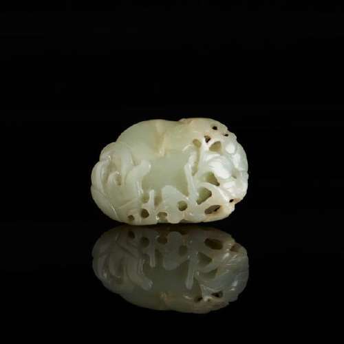 CHINESE JADE CARVED PEACH GROUP