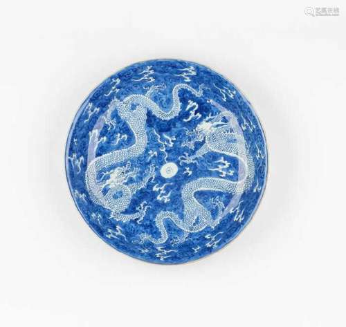 CHINESE KANGXI BLUE & WHITE PORCELAIN DRAGON PLATE