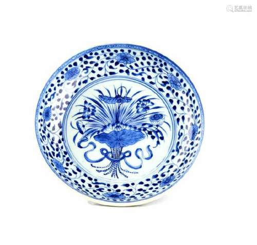 CHINESE 18TH C. BLUE & WHITE PORCELAIN DISH