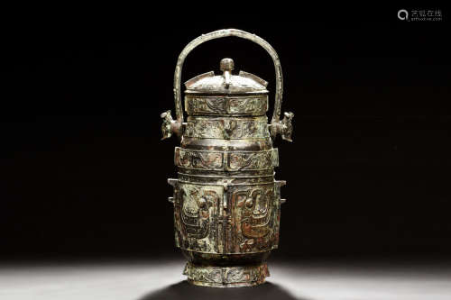 ARCHAIC BRONZE CAST RITUAL VESSEL WITH HANDLE AND LID
