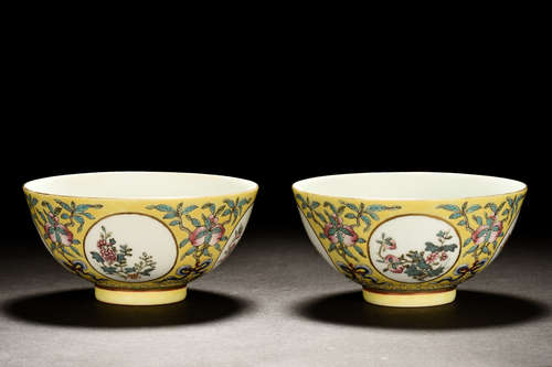 PAIR OF FAMILLE ROSE 'PEACHES' BOWLS