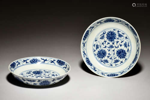 TWO BLUE AND WHITE 'FLOWERS' DISHES
