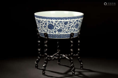 BLUE AND WHITE 'FLOWERS' JARDINIERE WITH WOODEN STAND