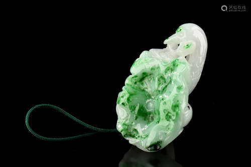 JADEITE CARVED 'CRANE' PENDANT WITH CERTIFICATE