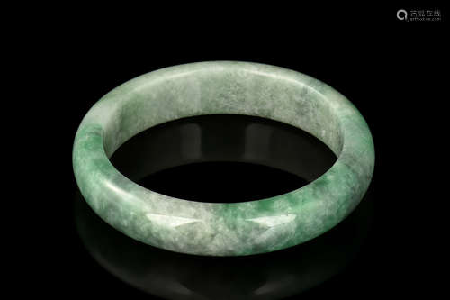 JADEITE ROUND BANGLE