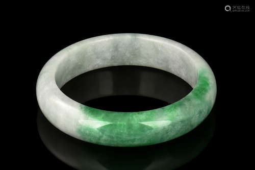 JADEITE ROUND BANGLE