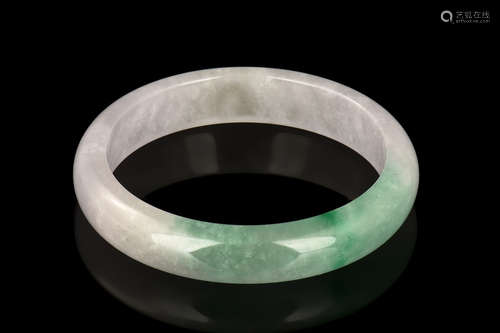 JADEITE ROUND BANGLE